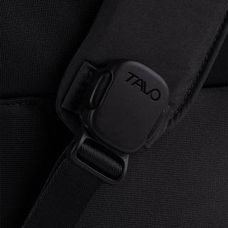 A Kamella Pet Backpack and Car Seat, in onyx, zoomed in on a magnetic buckle.