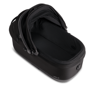 A Maeve iso 7x Wind Pet Car Seat in the fashion onyx on an angle showing the mesh liner