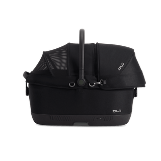 Maeve iso6x Wind pet car seat in the onyx fashion shown from the front with its Side Impact Protection Guard attached.