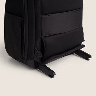 Close-up of Kamella pet backpack with ISOFIX latches engaged.